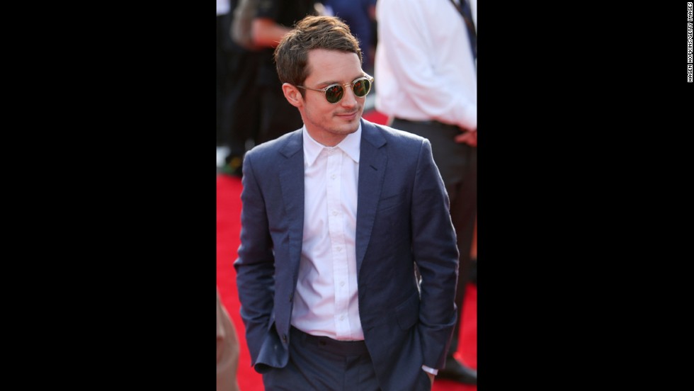 Elijah Wood, který hraje Froda ve filmech quot;Pán prstenůquot; a quot;Hobit: Neočekávaná cestaquot;, je vidět na světové premiéře.