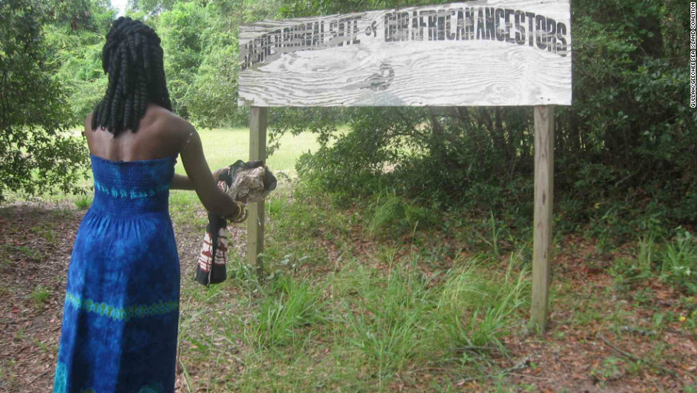 Queen Quet honors the Gullah/Geechee ancestors at the community&#39;s sacred burial ground.