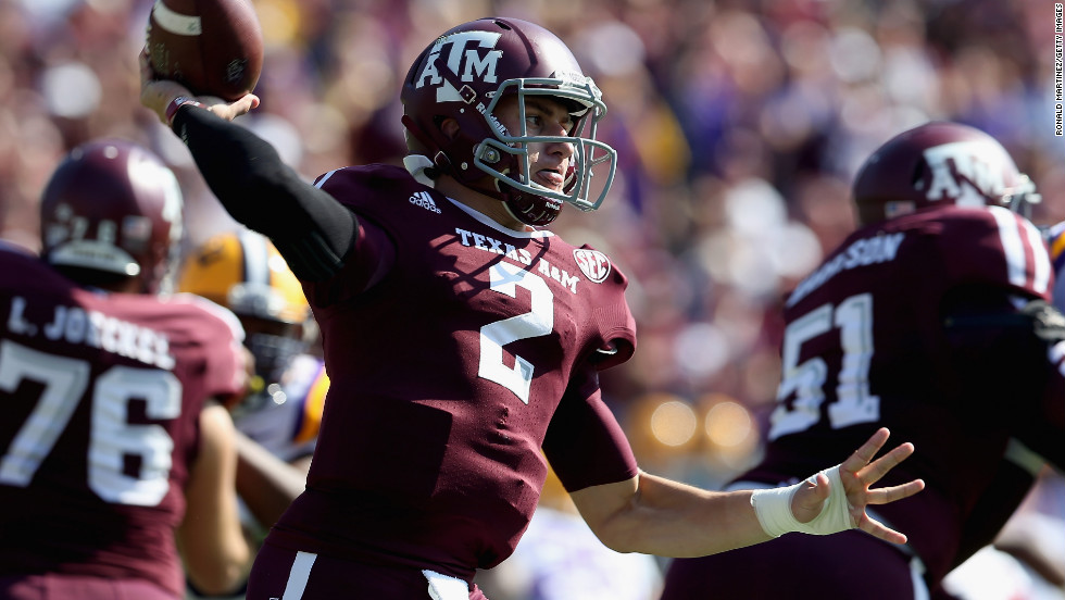 Manziel throws against the LSU Tigers at Kyle Field on October 20.
