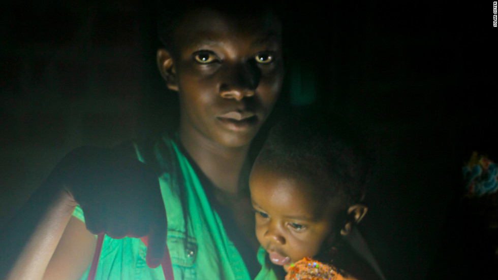 Households in rural areas removed from the electricity grid rely mainly on fuel-based devices such as kerosene lamps for access to light. Such lanterns, however, are polluting and expensive: they emit toxic fumes, pose fire hazards and also put a strain on family budgets. 