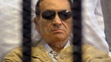 Le président égyptien évincé Hosni Moubarak vu à l'intérieur d'une cage dans une salle d'audience du Caire lors de son procès en 2012. 