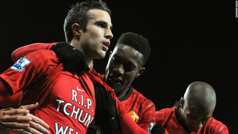 Substitute Robin van Persie (L) celebrates after sealing Manchester United&#39;s 2-0 win over with West Brom, scoring his 14th league goal this season.