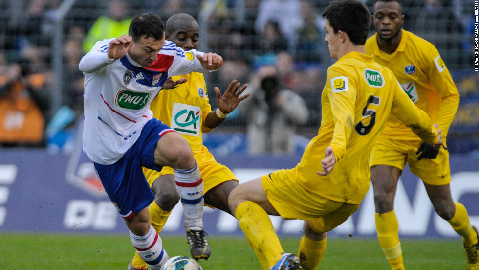 Lyon&#39;s French midfielder Steed Malbranque vies with Epinal&#39;s French defender Wilfried Rother as the home team get stuck into the top division side.