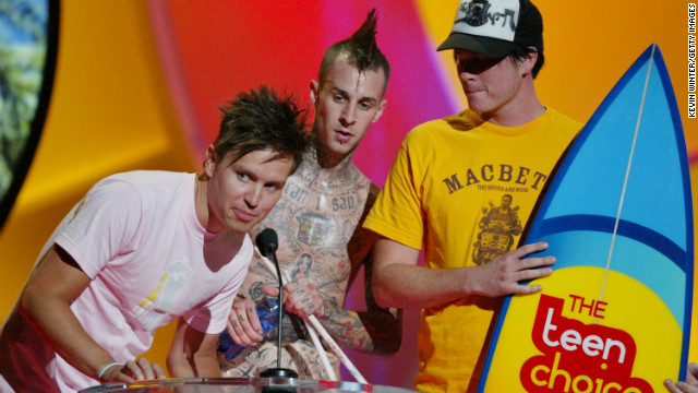 UNIVERSAL CITY, CA - AUGUST 8: &#39;Choice&#39; Love Song&#39; winners, Blink 182 speak on stage at The 2004 Teen Choice Awards held on August 8, 2004 at Universal Amphitheater, in Universal City, California. (Photo by Kevin Winter/Getty Images) 