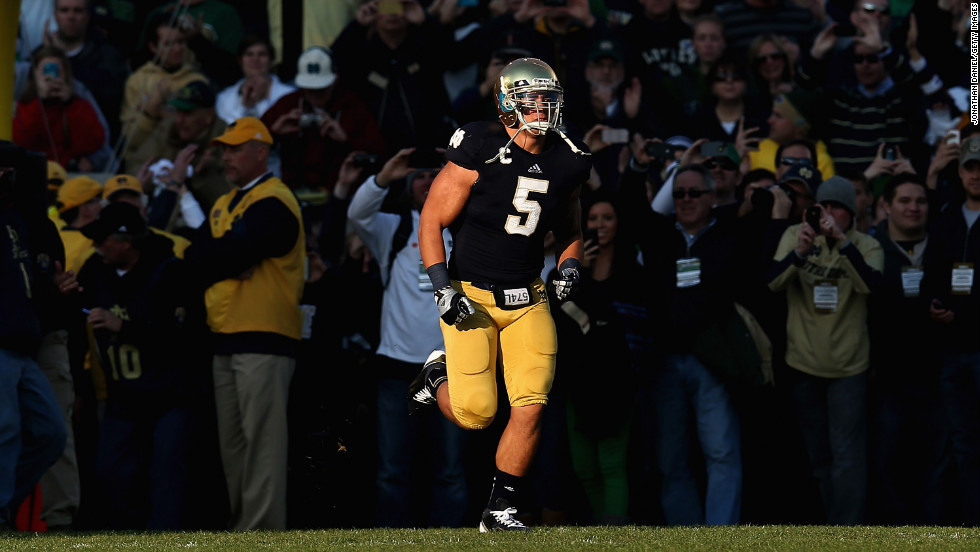 Te&#39;o takes the field as part of senior introductions before a game against the Wake Forest Demon Deacons at Notre Dame Stadium on November 17, 2012.