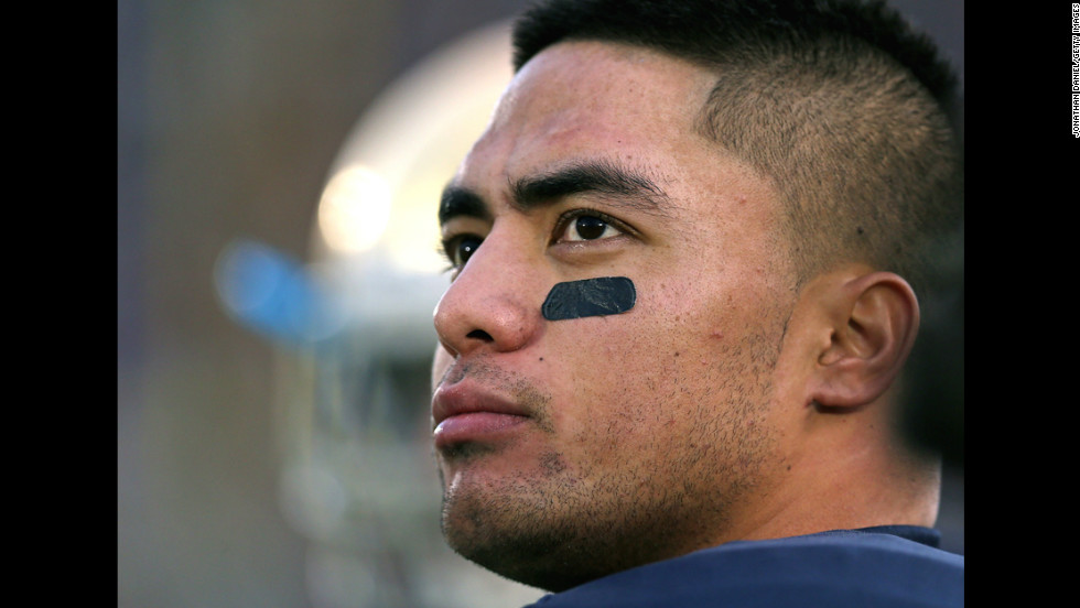 Te&#39;o looks to the scoreboard during a game against the Brigham Young University Cougars at Notre Dame Stadium on October 20, 2012.