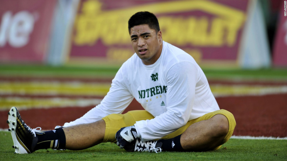 Te&#39;o stretches on November 24, when the Fighting Irish defeated the USC Trojans 22-13 in Los Angeles.