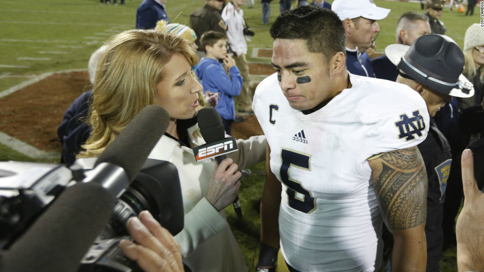 Te&#39;o is interviewed by ESPN after the game between the Oklahoma Sooners and the Notre Dame Fighting Irish in Norman, Oklahoma, on October 27. The Fighting Irish defeated the Sooners 30-13.