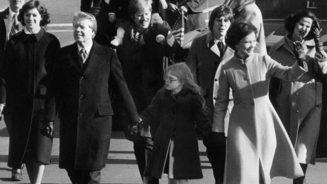 1977: Carter walks among the people