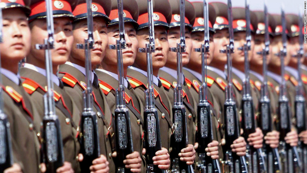 A North Korean military honor guard stands at attention at Pyongyang&#39;s airport in May 2001.