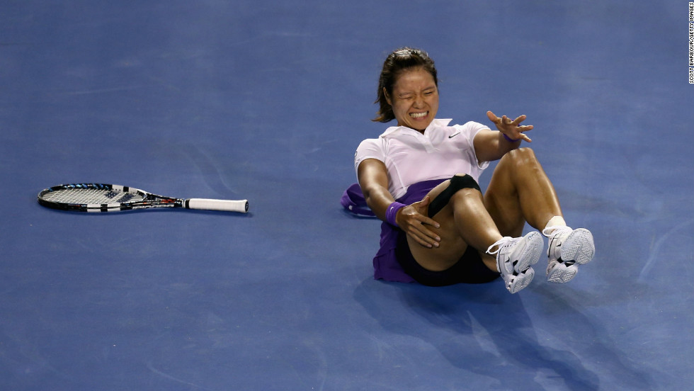 Li Na falls for the second time during her women&#39;s final match.