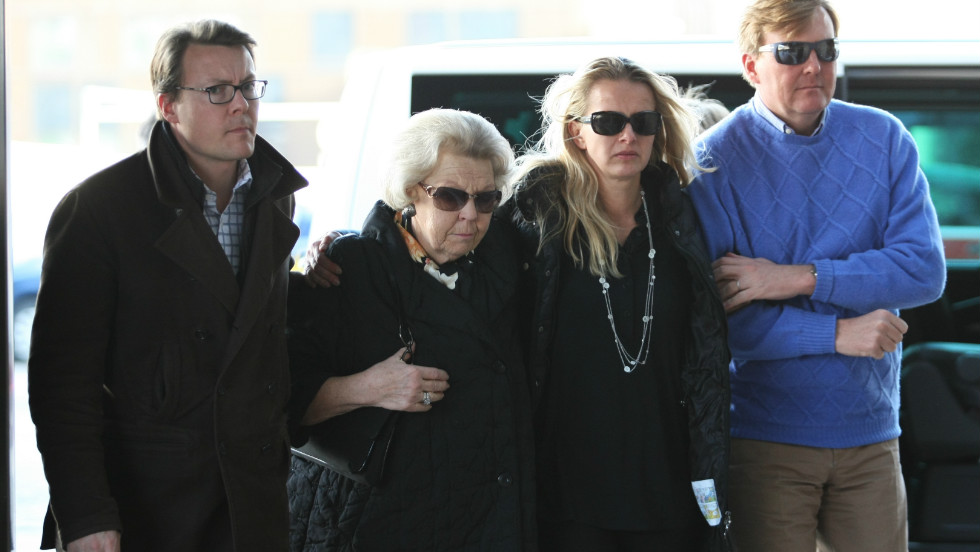 Beatrix walks with Prince Johan Friso&#39;s wife Princess Mabel as they arrive on February 24, 2012, at the University Hospital in Innsbruck, to visit Prince Johan Friso, who was seriously injured in an avalanche while skiing.