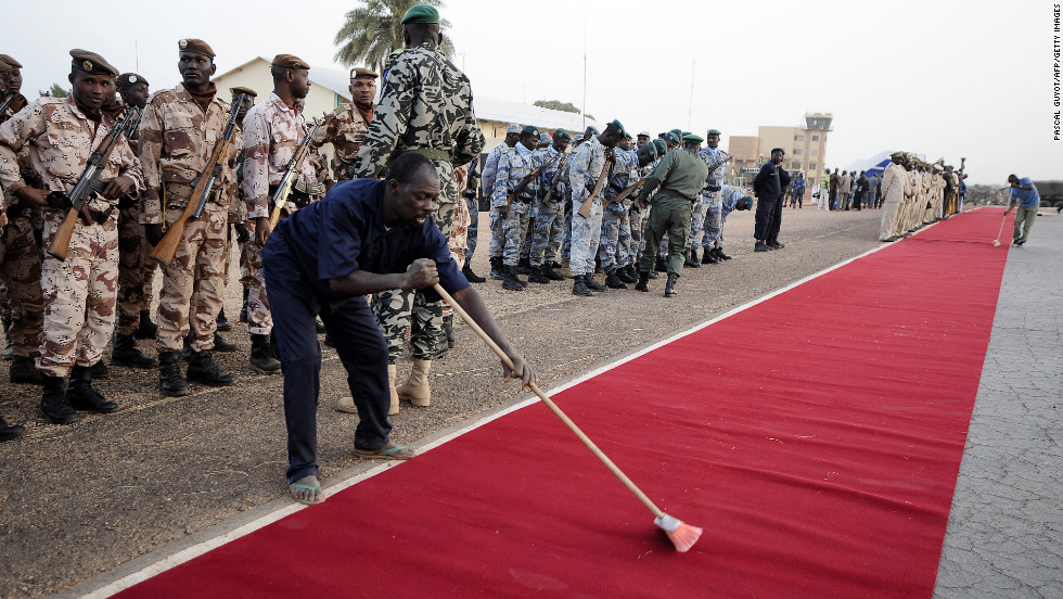 A man sweeps the red carpet at Mali&#39;s Mopti airport on January 2 before the arrival of Hollande and Mali&#39;s interim President Dioncounda Traore.