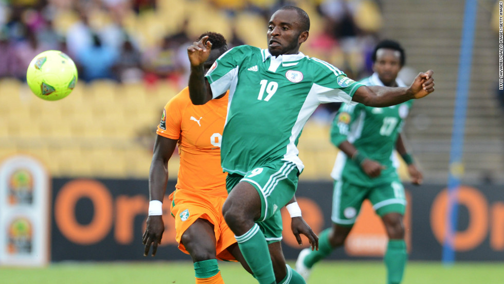 Cheick Tiote leveled for the tournament favorite but Sunday Mba&#39;s 78th-minute winner earned Nigeria a semifinal clash against Mali.