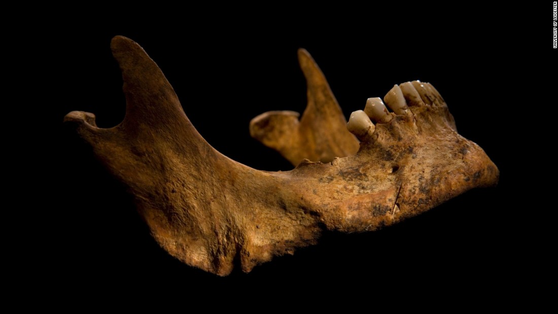 The lower jaw shows a cut mark caused by a knife or dagger. The archaeologists say the wounds to Richard&#39;s head could have been what killed him.