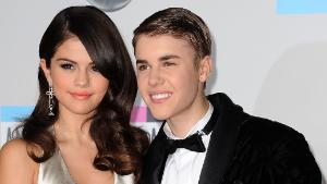 Selena Gomez and Justin Bieber arrive at the American Music Awards, in Los Angeles, California, on November 20, 2011. AFP PHOTO/VALERIE MACON (Photo credit should read VALERIE MACON/AFP/Getty Images) 