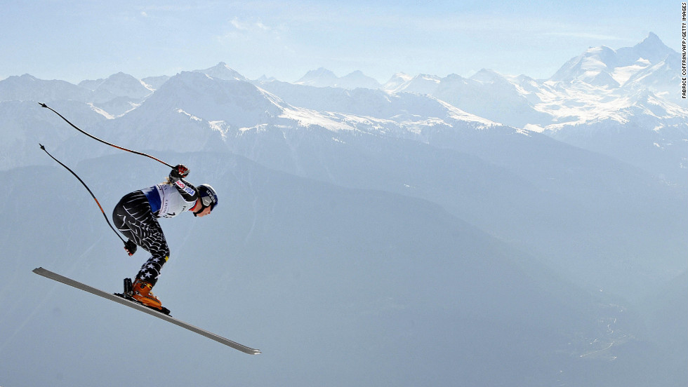 Vonn cruises down the mountain during the slalom event in the women&#39;s super combined at the FIS alpine skiing world cup on March 9, 2008, in Crans-Montana. 