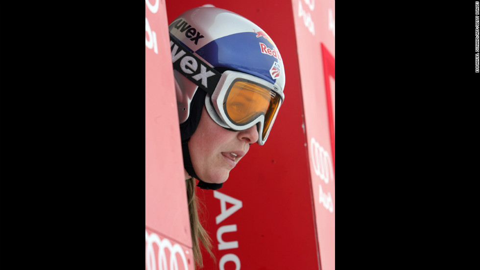 Vonn gets ready to start her FIS Ski World Cup women&#39;s downhill  training in Aspen, Colorado, on December 5, 2007. 