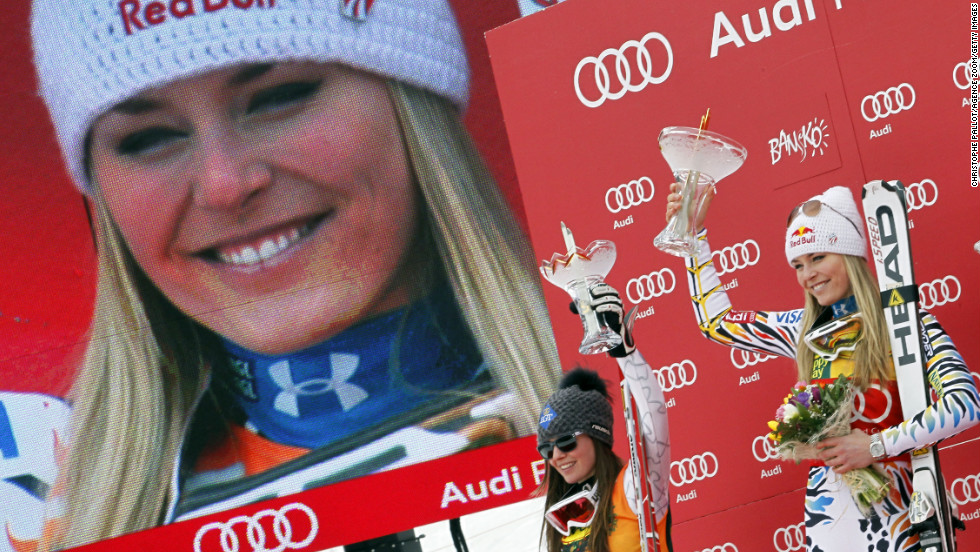 Vonn shows her first-place trophy during the Audi FIS Alpine Ski World Cup for the women&#39;s super-G on February 26, 2012, in Bansko, Bulgaria.