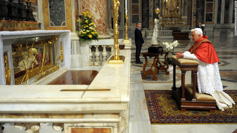 Benedict kneels as he prays in front of Pope John XXIII&#39;s tomb in St. Peter&#39;s Basilica at the Vatican on October 28, 2008, to commemorate the 50th anniversary of John&#39;s election to the papacy. 