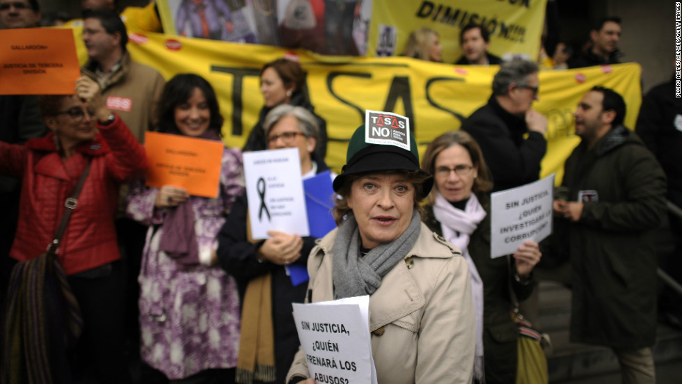 Court officials protest on February 20 in Madrid, during a strike called by judges, prosecutors and justice workers against the government&#39;s spending cuts.