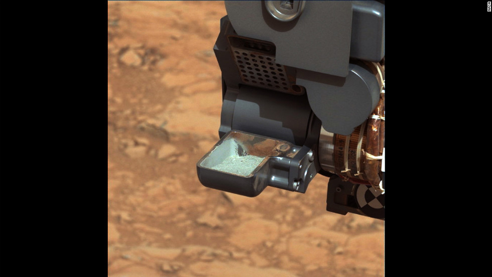 Curiosity shows the first sample of powdered rock extracted by the rover&#39;s drill. The image was taken by Curiosity&#39;s mast camera on February 20, 2013.