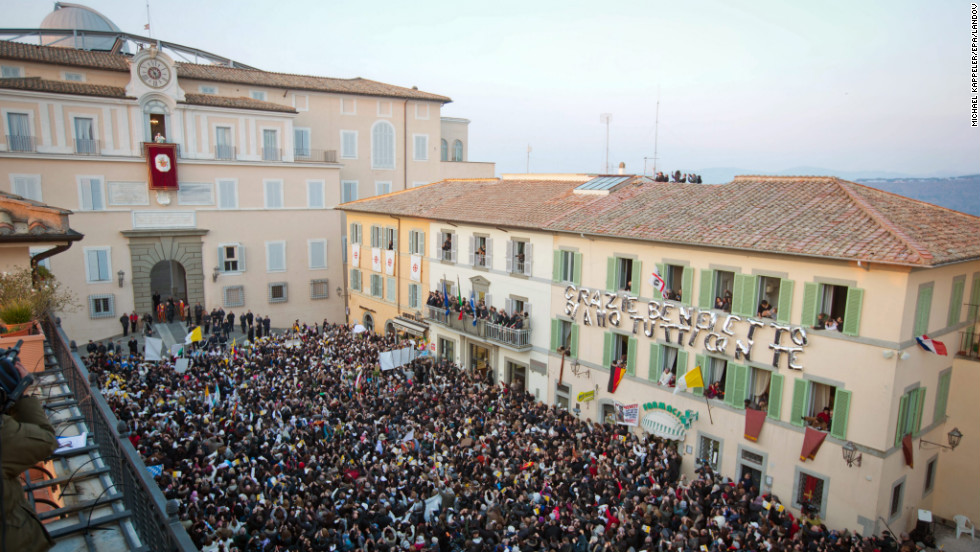 A crowd packs Castel Gandolfo for Pope Benedict XVI&#39;s final appearance.