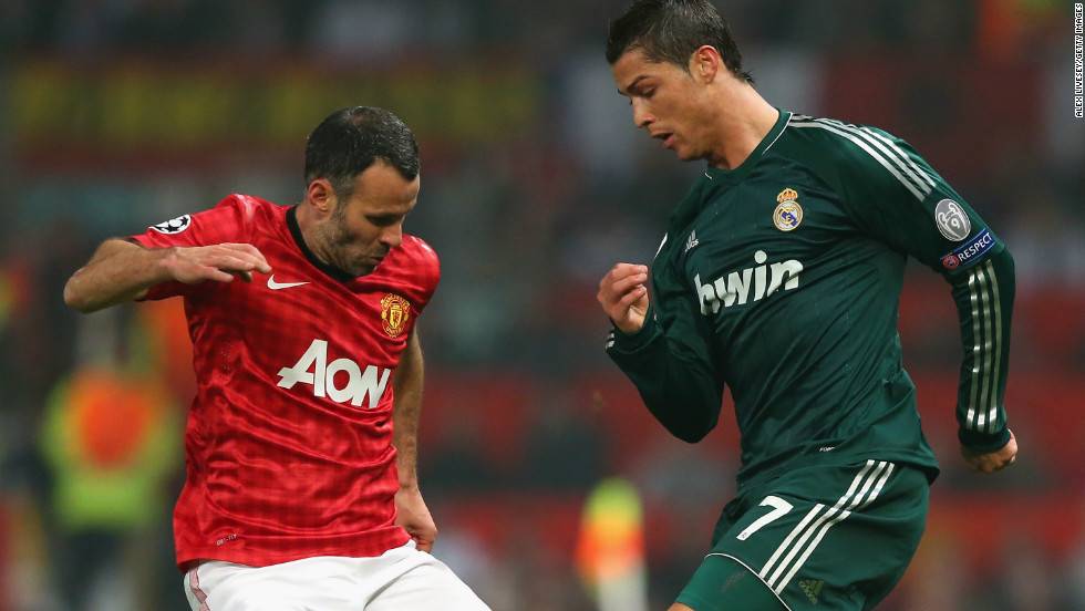 Manchester United&#39;s veteran star Ryan Giggs battles for the ball with Ronaldo in a midfield tussle. 