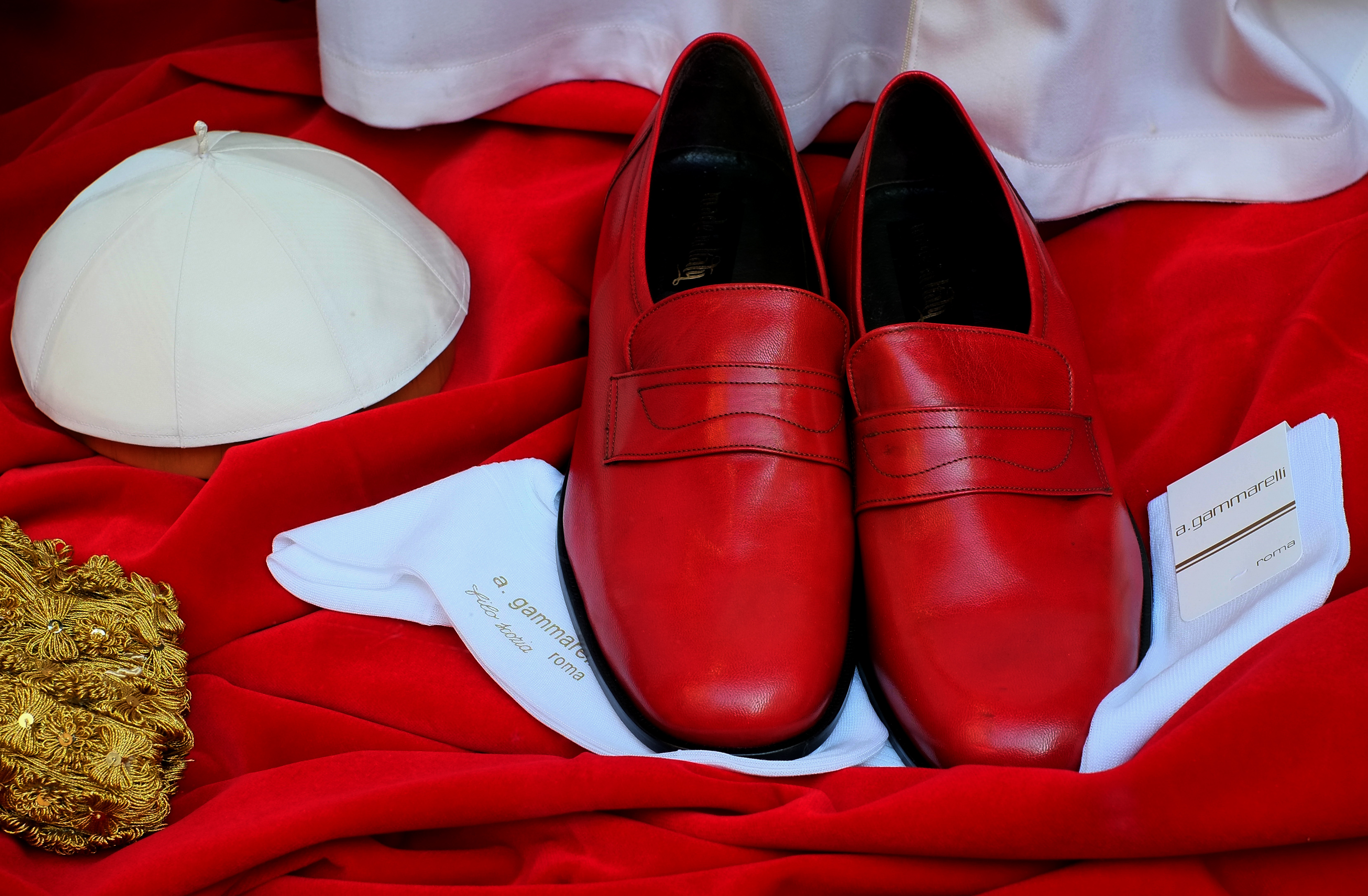 Красный туфли мужской. Туфли Кардинал. Огромные красные ботинки. Туфли MSCHF. Туфли кардинала красный.