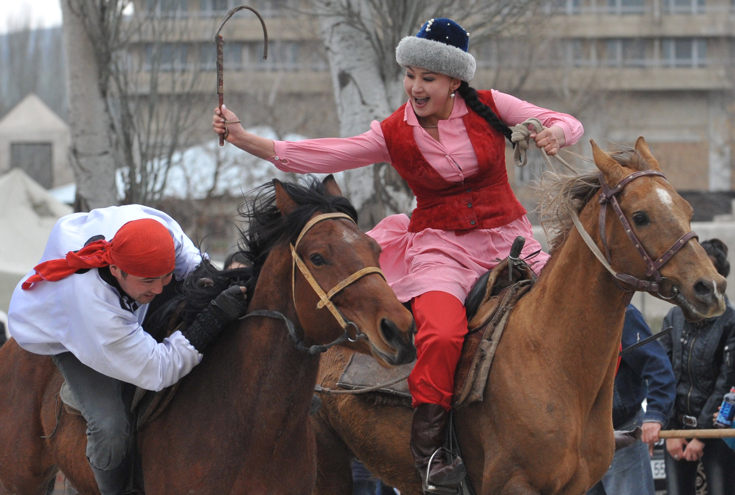 Қыз қуу ойыны. Кыз куумай игра. Казахские национальные игры кыз куу. Национальные игры кыргызов. Киргизская девушка на коне.