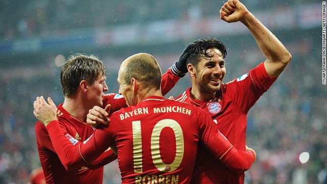 Claudio Pizarro (right) scored for goals in Bayern Munich&#39;s 9-2 mauling of Hamburg on Saturday.