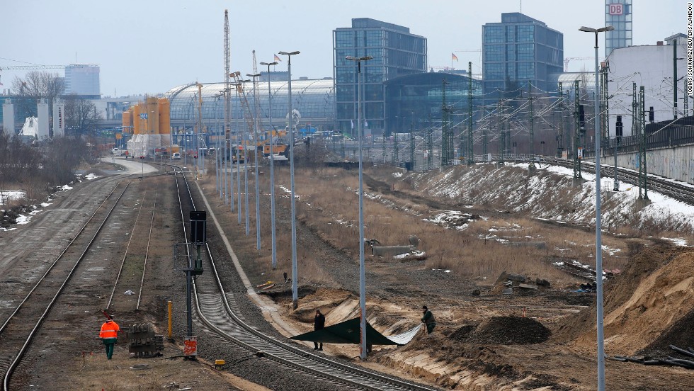 Experts defuse unexploded WWII bomb in central Berlin CNN