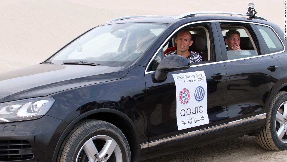 Bayern Munich winger Arjen Robben takes part in a desert tour of Doha with his teammates.
