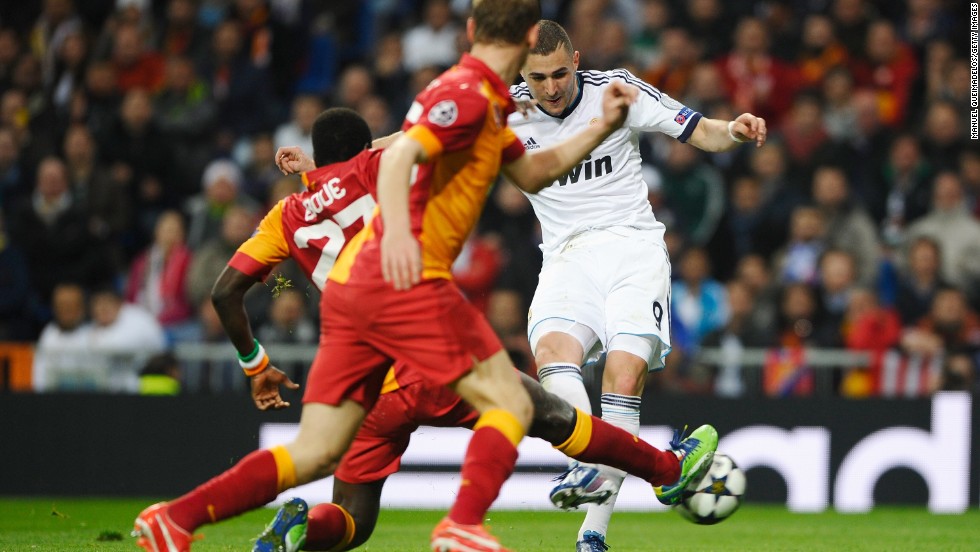 Karim Benzema doubled Real&#39;s lead on 29 minutes after Michael Essien&#39;s cross caused confusion in the Turkish defense and left the striker with a simple finish.