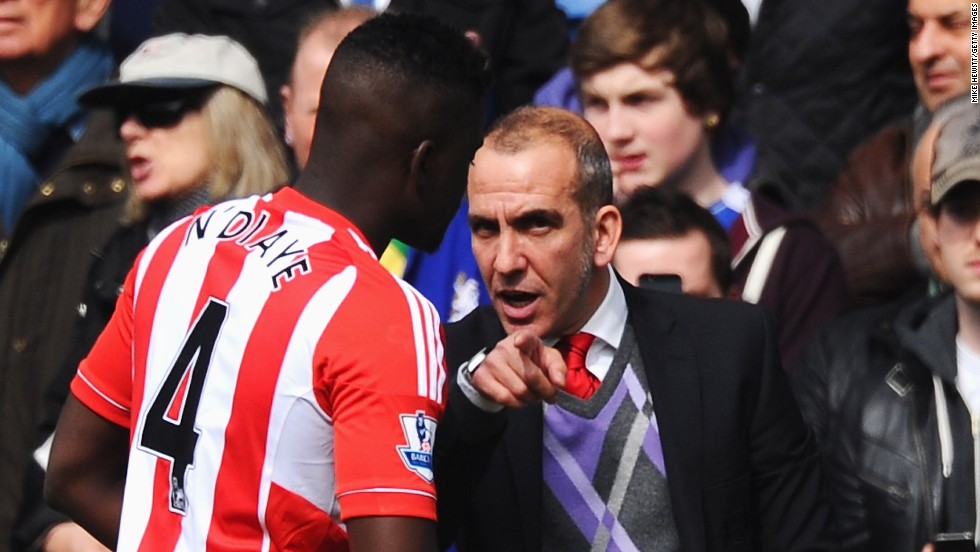 New Sunderland manager Paolo Di Canio talks to Alfred N&#39;Diaye before the kickoff against Chelsea.