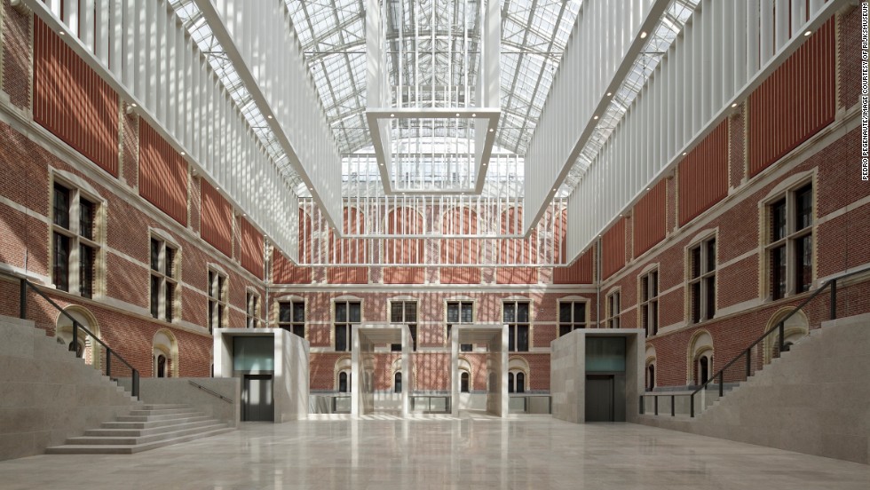Contrasting ancient and modern, Spanish architects Cruz y Ortiz reinstated the building&#39;s original courtyards, which had been crammed with makeshift galleries for decades, linking them into one huge, bright and airy atrium.
