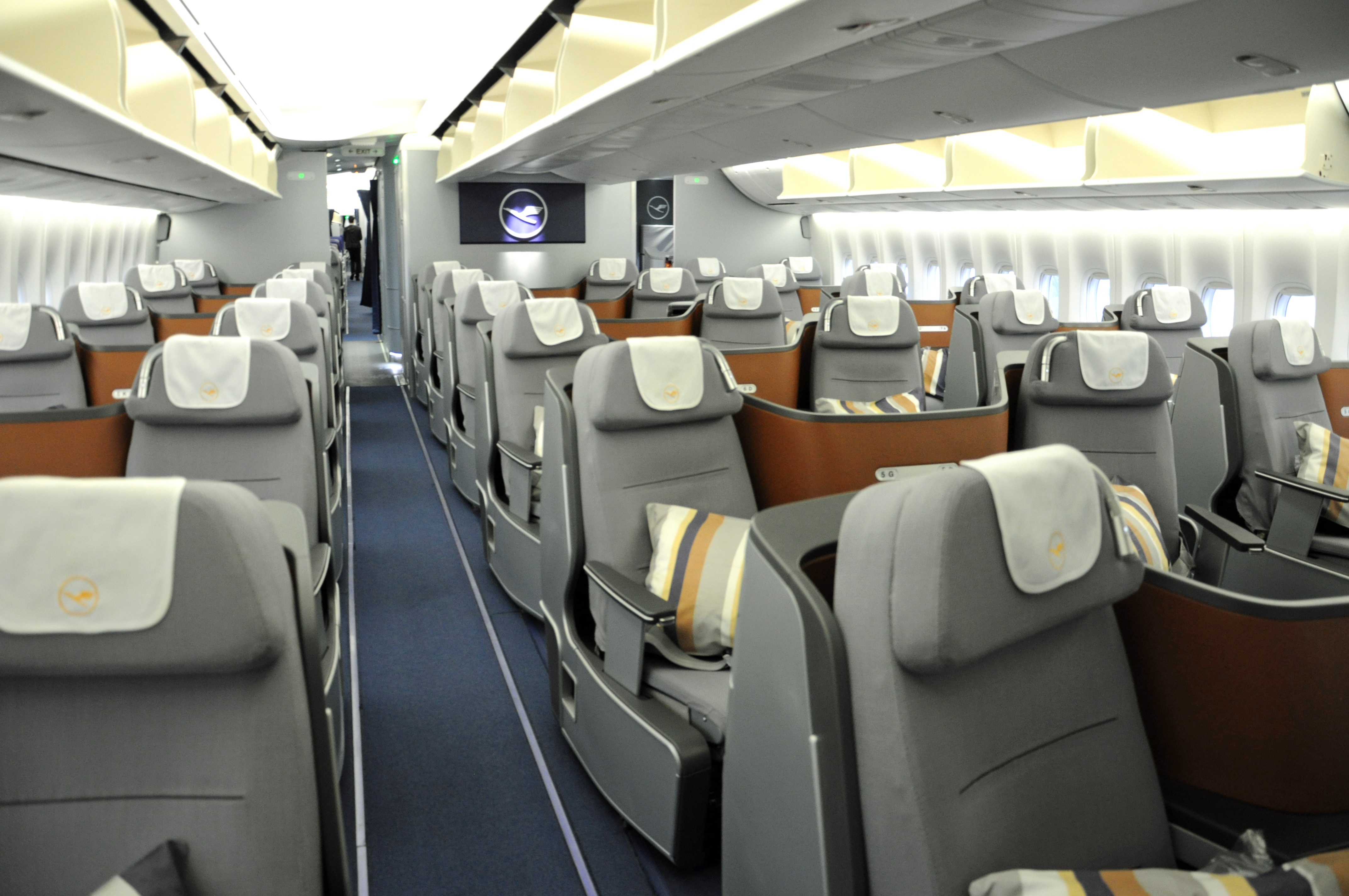 Boeing 747 8i Lufthansa Business Class Upper Deck