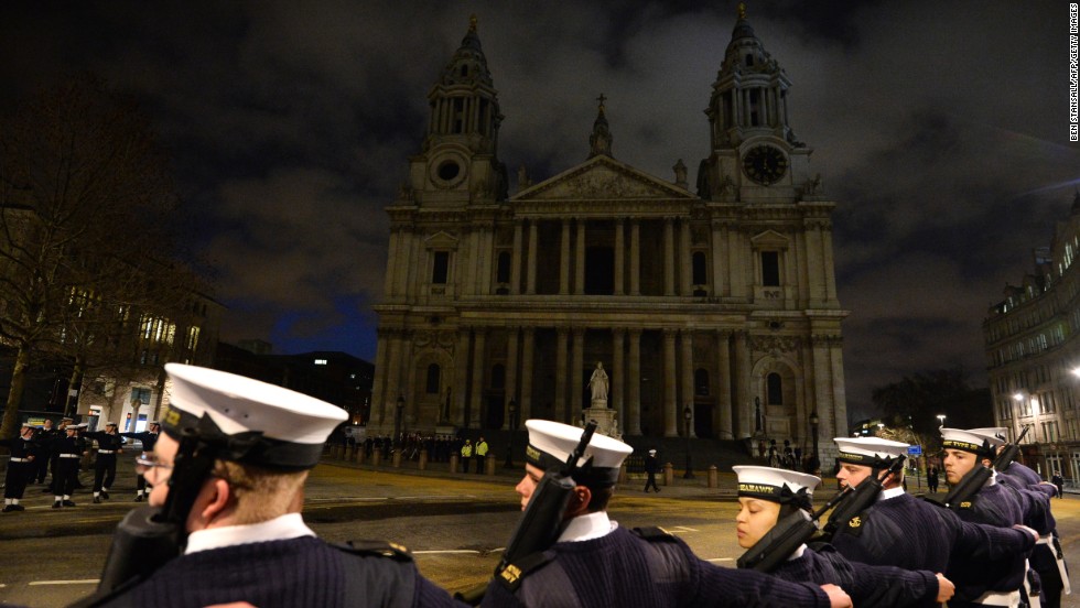 Honor Guard takes part in a rehearsal for the ceremonial funeral of former prime minister Margaret Thatcher outside St Paul&#39;s Cathedral in the city of London, on April 15, 2013.