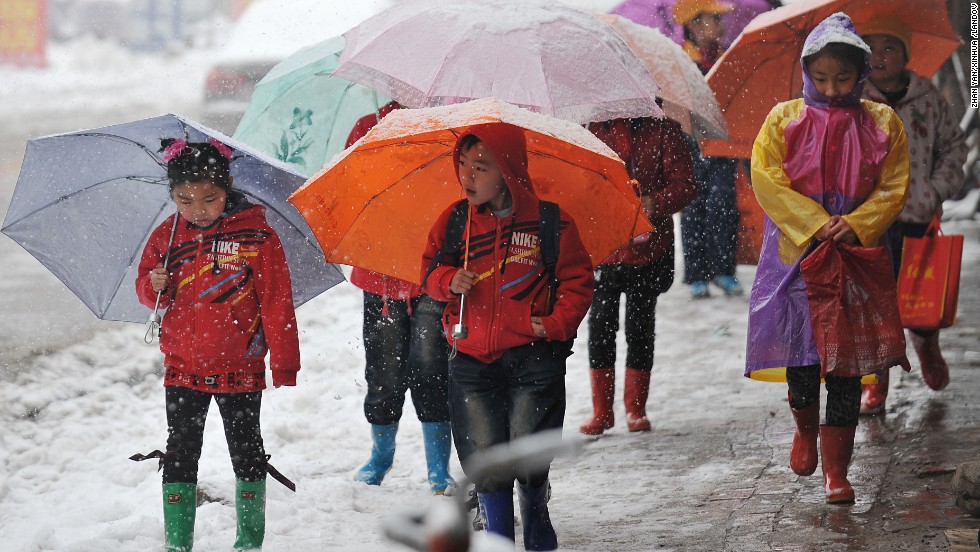 Children still feel the bite of winter weather in Taiyuan, the capital of north China&#39;s Shanxi Province, on April 19.