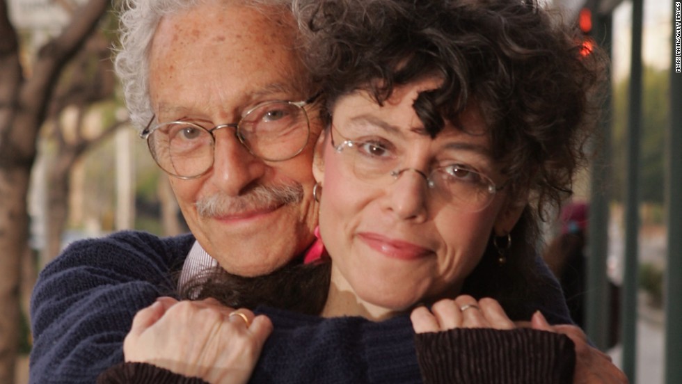&lt;a href=&quot;http://www.cnn.com/2013/04/23/showbiz/allan-arbus-obituary/index.html&quot;&gt;Actor Allan Arbus&lt;/a&gt; poses for a portrait with his daughter photographer Amy Arbus in 2007. Allan Arbus, who played psychiatrist Maj. Sidney Freedman in the M*A*S*H television series, died at age 95, his daughter&#39;s representative said April 23.
