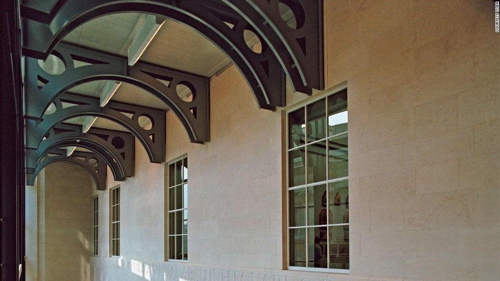 The construction project provides a new entry to the gallery while maintaining and reflecting the original architectural style by William Wilkins in 1838. 