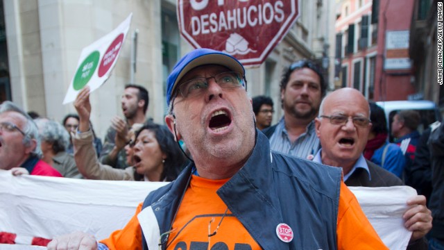 Anti-eviction activists protest against the government&#39;s eviction laws in Mallorca on April 23, 2013.  