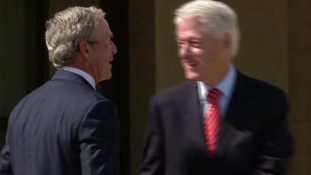 Clinton pokes fun at Bush&#39;s paintings