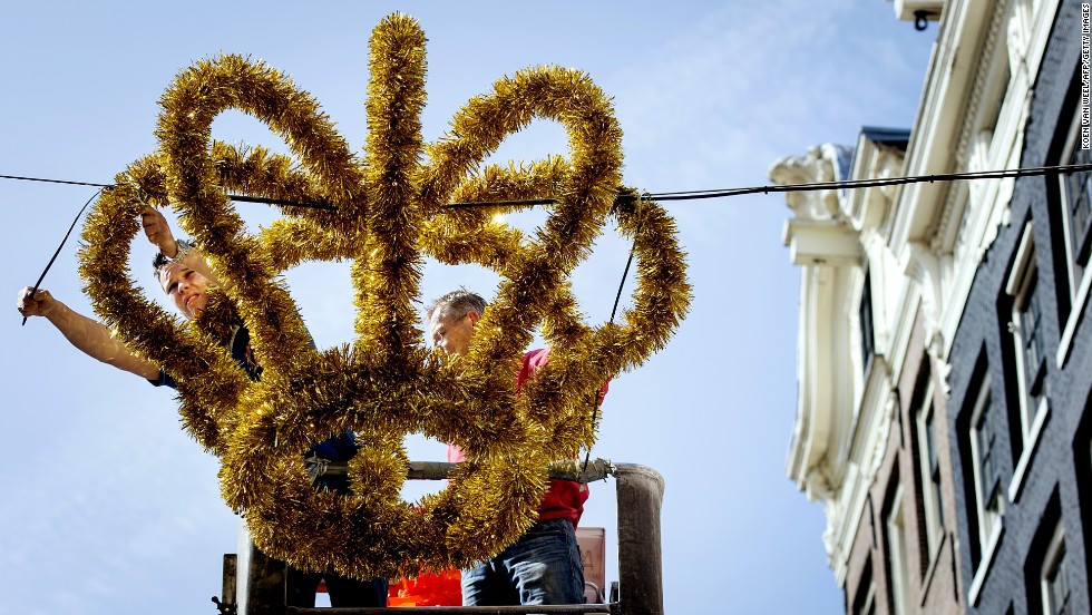A crown is hung in the center of Amsterdam on April 23, 2013 ahead of Beatrix&#39;s abdication. 