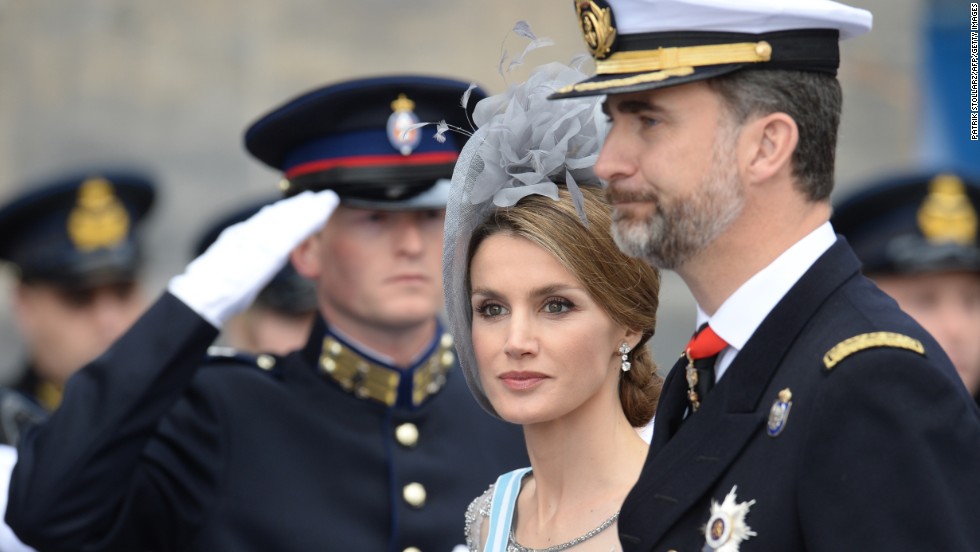Spain&#39;s Crown Prince Felipe and his wife Crown Princess Letizia arrive at a reception hosted by King Willem-Alexander at the Royal Palace in Amsterdam following the investiture.