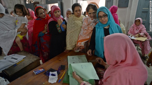 Pakistani women can vote, but should be lightly beaten if they defy their husbands&#39; commands, an Islamic council recommends. 