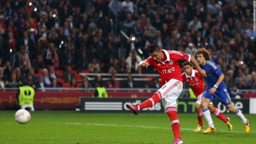 Benfica hit back with 22 minutes remaining when Oscar Cardozo netted from the penalty spot after Cesar Azpilicueta handled inside the penalty area. 