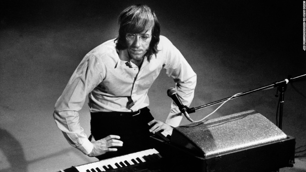 Ray Manzarek, pioneering organist and electric pianist, dies at 74