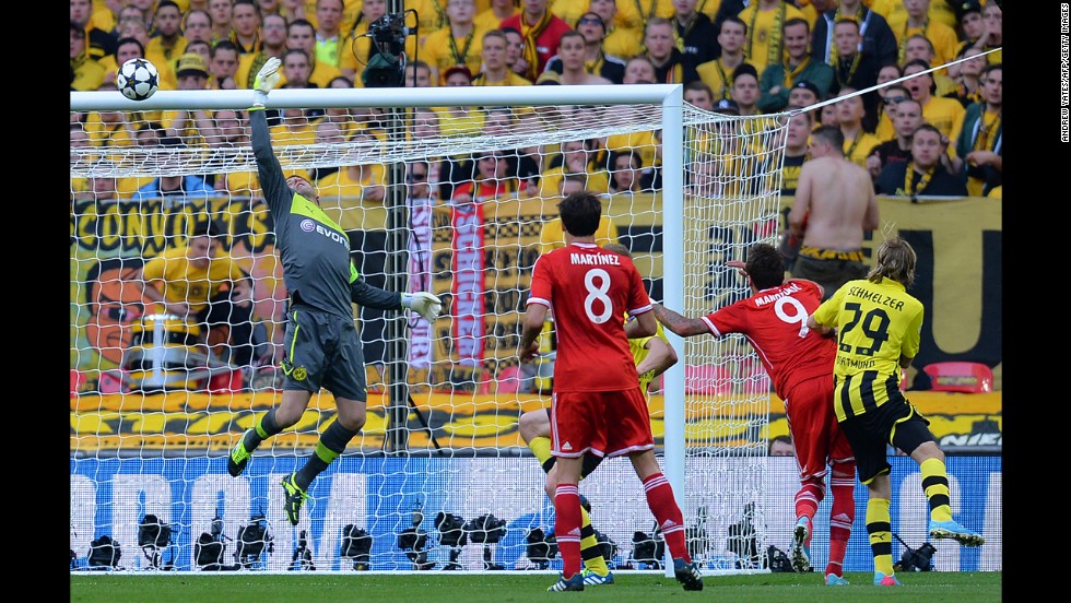 Dortmund&#39;s goalkeeper Roman Weidenfeller makes a save against Bayern during the first half.