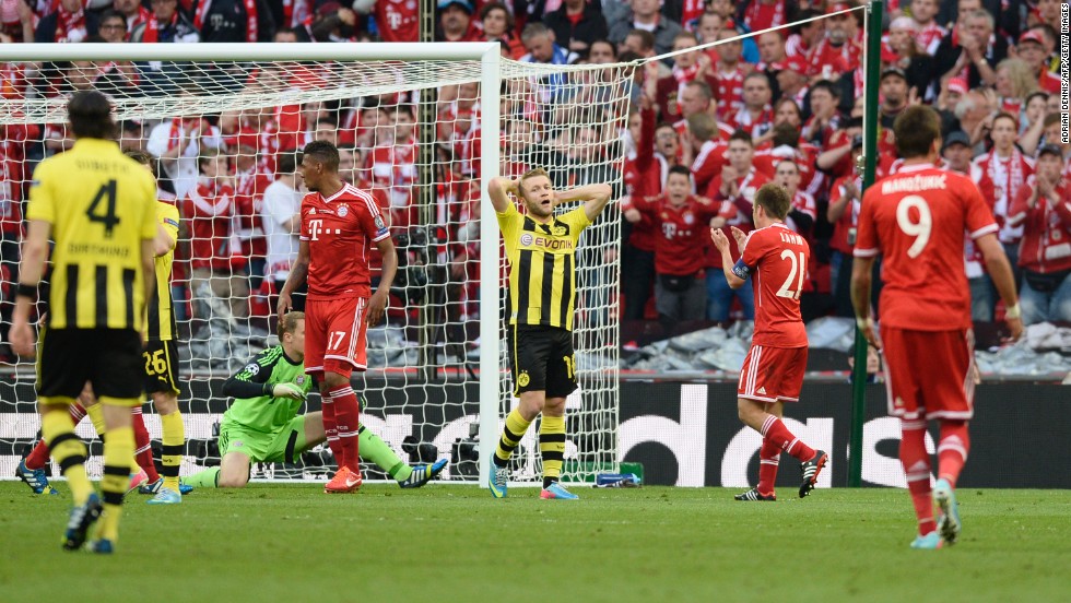 Borussia Dortmund&#39;s Polish midfielder Jakub Blaszczykowski, center, reacts after missing a goal against Dortmund.